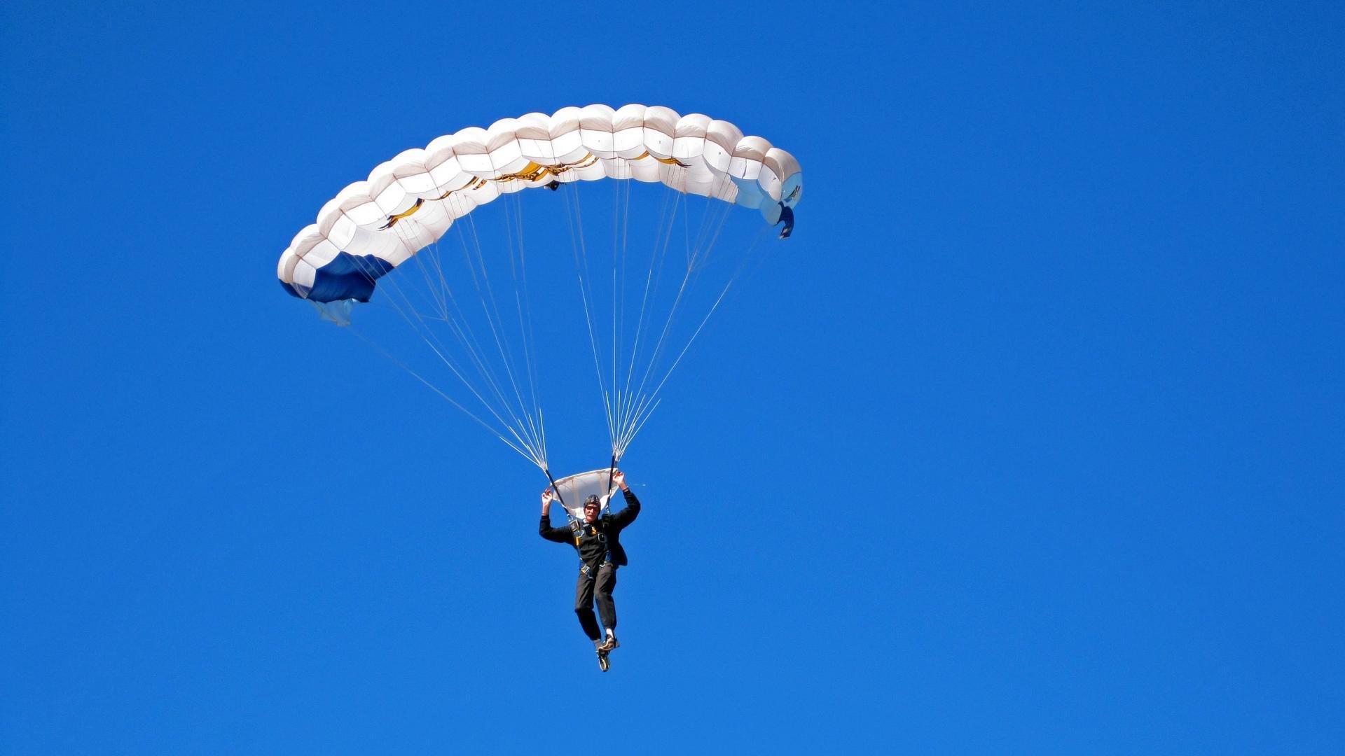 中国足球职业联赛提升裁判执法水平，足球裁判执法规则